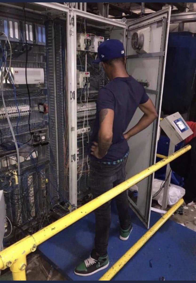 ricosenal's tweet photo. LIVE images from the engineers at the leeds vs arsenal game #LEEARS https://t.co/mcFXAa9gxq