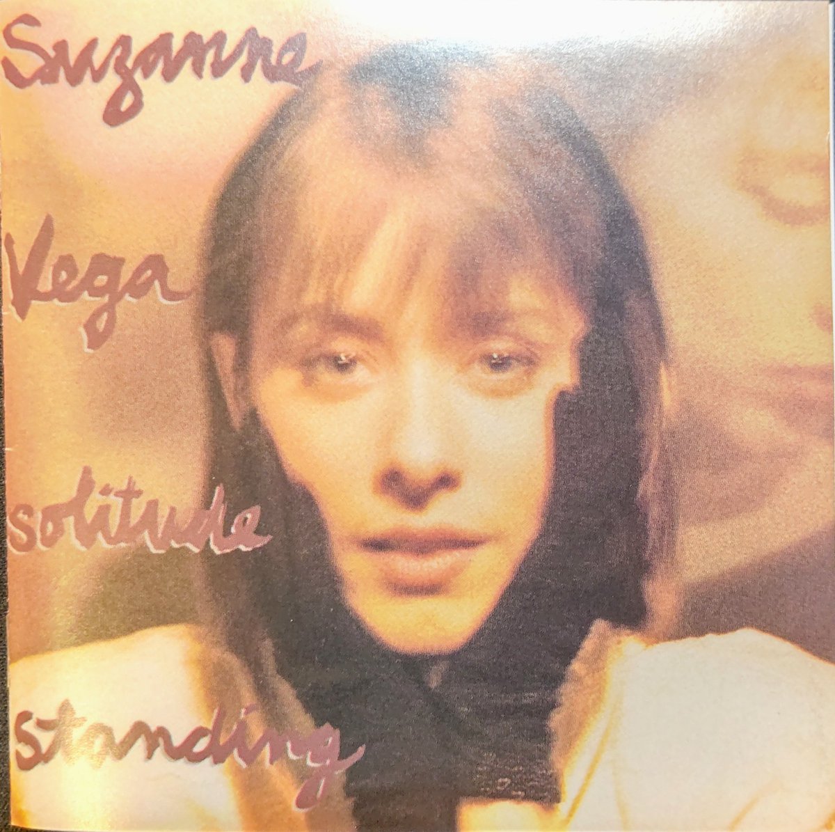 sarah1107jp's tweet photo. 今夜のお休みSONG🥱は　#SuzanneVega の #SolitudeStandIng 

当初Tom’s Dinerがアルバムタイトルだったそうですが。アルバム全体を通して聴いてみて、"孤独"に決まったようです

LUKAは、児童虐待をテーマにした作品、子供の視点からの曲、Night Visionは逆に母親の視点で書かれた子守歌だそうです😌 https://t.co/98sLJNV2Z5