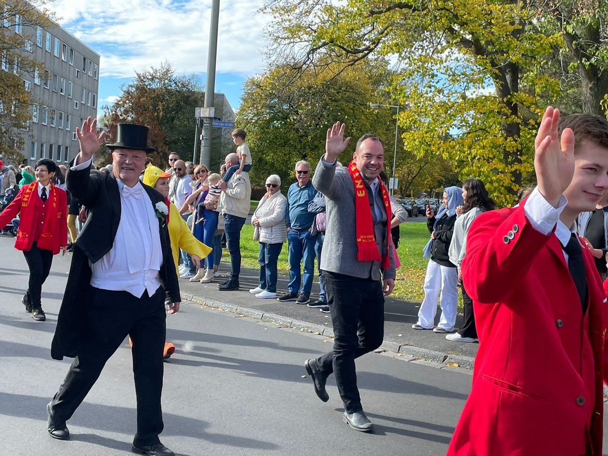 ch_geselle's tweet photo. Sonnige Grüße vom Festzug der Waldauer Entenkirmes. Ein toller Nachmittag mit tollen Menschen! https://t.co/jIjVrKGX4E