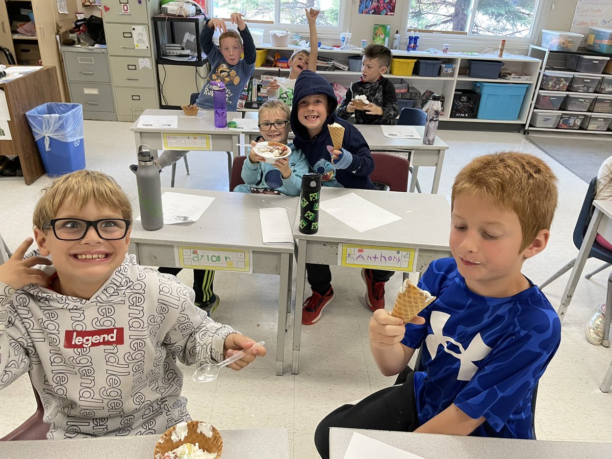 sjfgator's tweet photo. Thanks to Mr. O’Donnell’s Gr. 3’s and all our St. Joseph Gators for being #DifferenceMakers by collecting much needed food items for the Centre Wellington Food Bank. Our student council rewarded their efforts with some ice cream. #LiveWithOpenArms https://t.co/wFs4ITlWfw