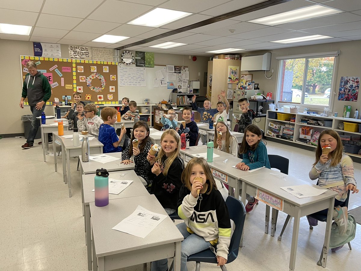 sjfgator's tweet photo. Thanks to Mr. O’Donnell’s Gr. 3’s and all our St. Joseph Gators for being #DifferenceMakers by collecting much needed food items for the Centre Wellington Food Bank. Our student council rewarded their efforts with some ice cream. #LiveWithOpenArms https://t.co/wFs4ITlWfw