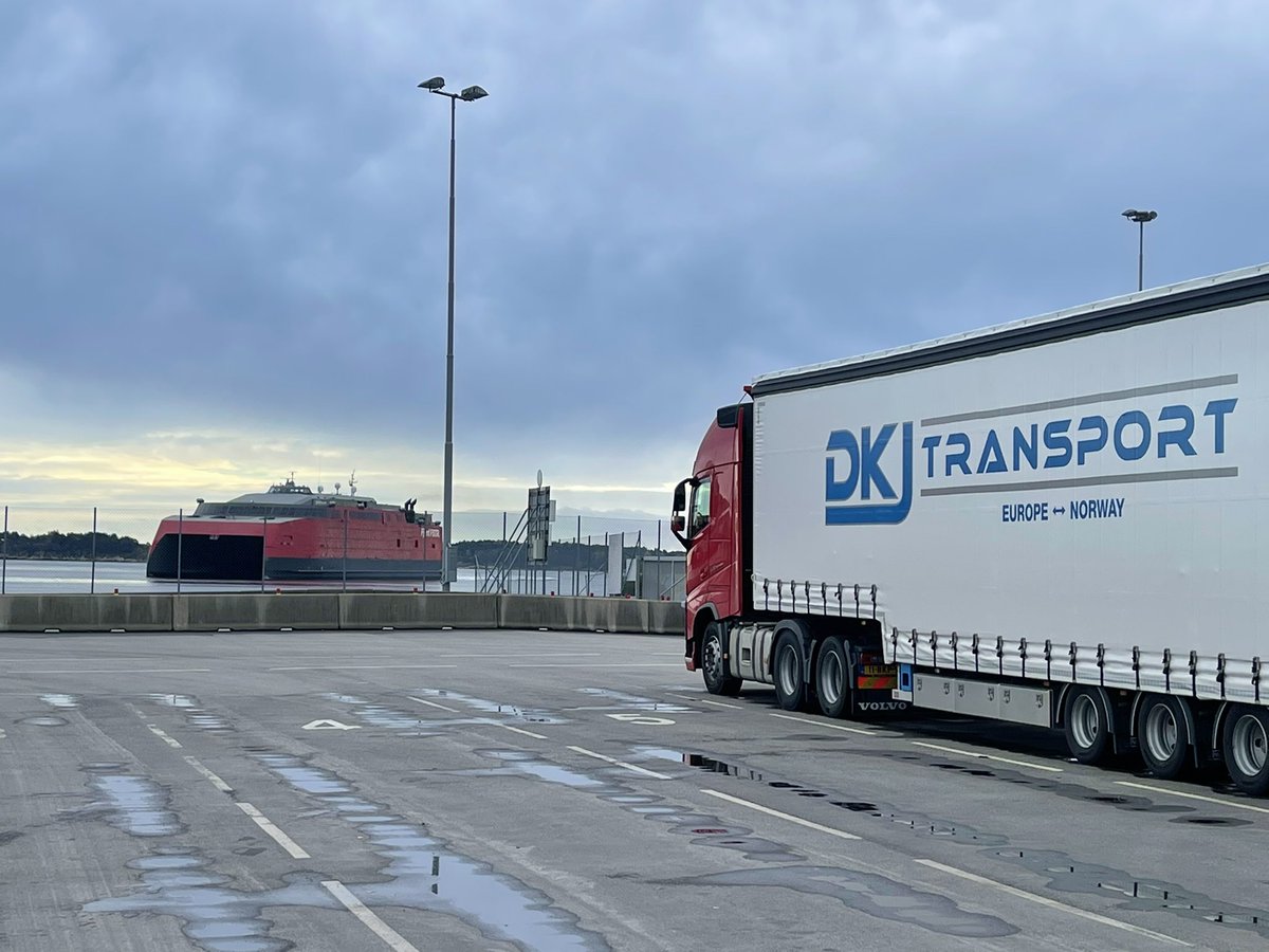Botenwagen's tweet photo. En de andere vier. Langevåg > Buavåg | Arsvågen > Mortavika, samen met dynamiet en twaalf passagiers (de rest moest wachten ) | Kristiansand 🇳🇴 > Hirtshals 🇩🇰 | Hirtshals 🇩🇰 > Larvik 🇳🇴 #vakantiewerk #beroepstoerist #adr #transport #colorline #fjordline #fjord1 #volvotrucks #dkj https://t.co/B7eeNXSrzK