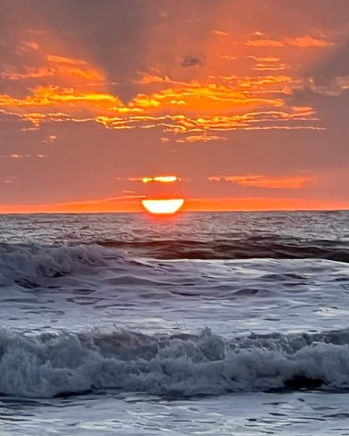 imshe_ba's tweet photo. I want to sit here and empty what's inside me , but what's inside me is overflowing with this sea.
#sunsets #sunsetlovers #seeview https://t.co/wcH9FNq4TQ