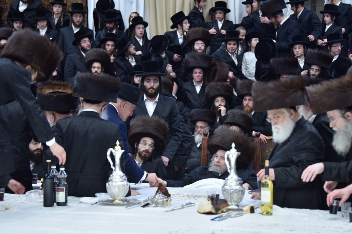 YossiShtark's tweet photo. מלקולם הונליין, סגן יו״ר ועידת הנשיאים של הארגונים היהודיים בארצות הברית, עובר לברכת החג אצל הרבי מבעלזא אמש בטיש ליל הושענא רבא, מלווה בעסקן הרפואי המפורסם מוטי פריד https://t.co/tyXBlLxske