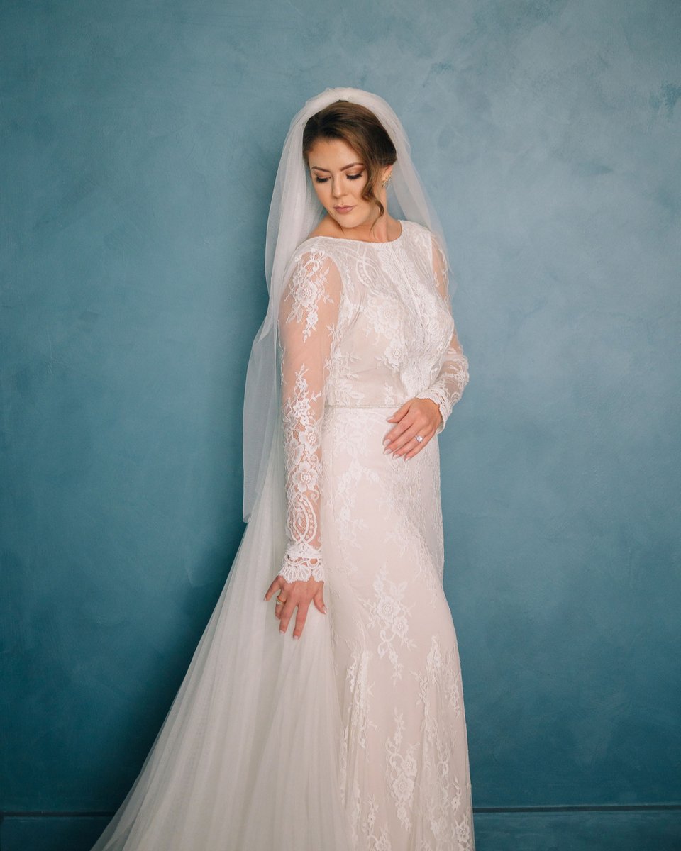 Something borrowed, something blue. This bride + this backdrop = absolute DREAM.

#weddingseason #nashvillewedding #nashvilletn #photographytip #photooftheday #candidphoto #weddingphoto #destinationwedding #elopement #weddingplanning #weddingtrend