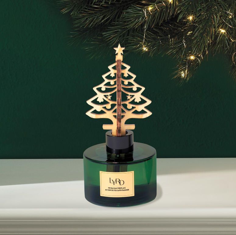 itsLLBeauty's tweet photo. Capture warm holiday memories of frosted balsam with notes of amber and salted caramel. 
Includes 🎄tree-shaped🌲 reed.

https://t.co/7PAXjO7EUh

#giftideas #holiday #scents #frostedbalsam #amber #saltedcaramel #diffuser #earlyholidayshoppers https://t.co/h25mXwuIJw