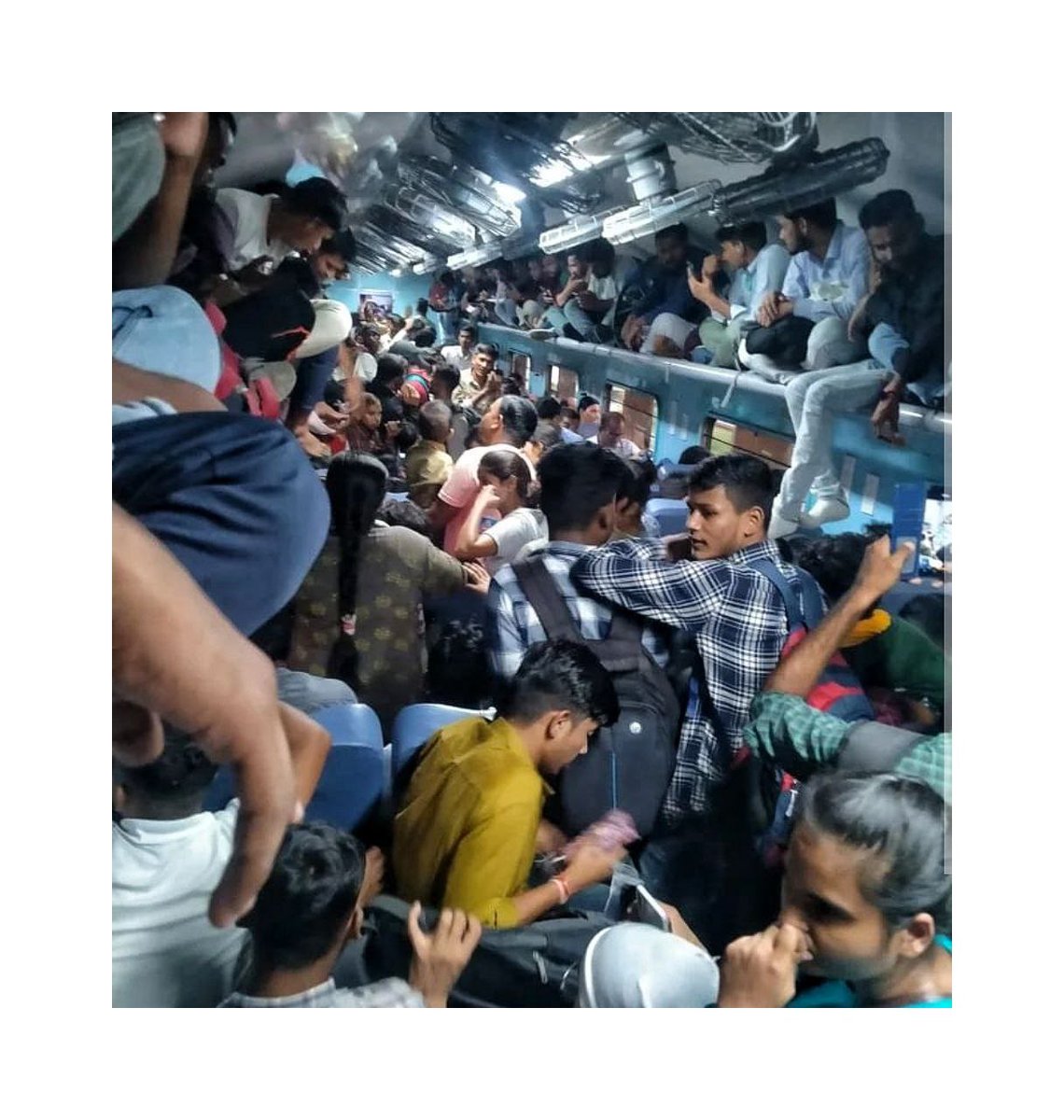 imrahul221b's tweet photo. Mitron ache dn aa gaye hai #UPSSSCPET2022 @UPGovt @RailMinIndia @PMOIndia https://t.co/0PR8ACmkfg