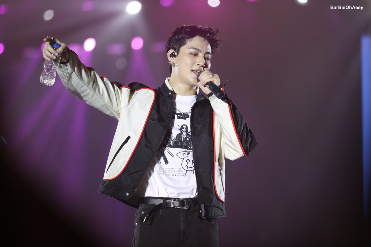 BarBieOhAeey's tweet photo. 221016 JAY B “TAPE: PRESS PAUSE” in BKK

🕺🕺🕺

#JB #JAYB #재범
#2022JAYBWorldTourinBKK_DAY3 https://t.co/YMeRtHdPRI