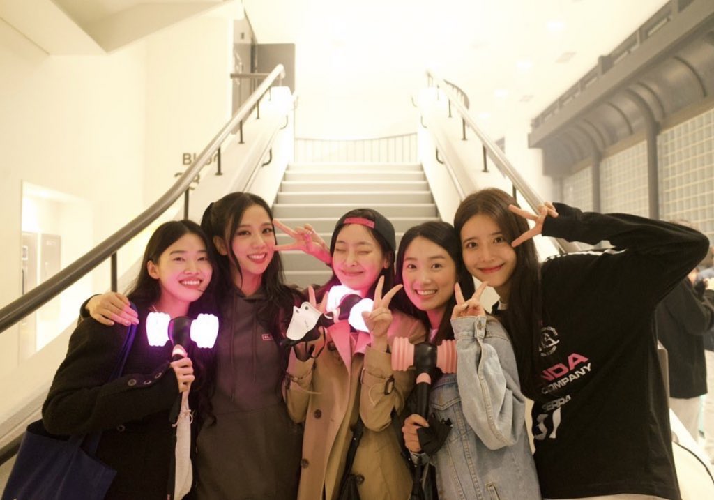 jisoogaIIery's tweet photo. snowdrop girls reunion 🫶🏻 https://t.co/T1FK4xYBD1