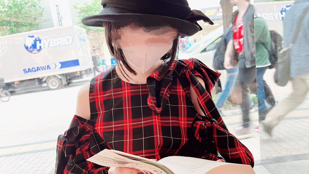 lonely_planet_'s tweet photo. イソップクィアライブラリー東京の最終日に駆けこんできた🏳️‍🌈
��だんAesopの製品が並んでいる棚に たくさんの本が溢れる光景、それだけで胸が熱くなる
好きな本を1冊無料で持ち帰れるということで、『Ｄ菩薩峠漫研夏合宿』を選びました
#AesopQueerLibrary https://t.co/AutI8a8IQn