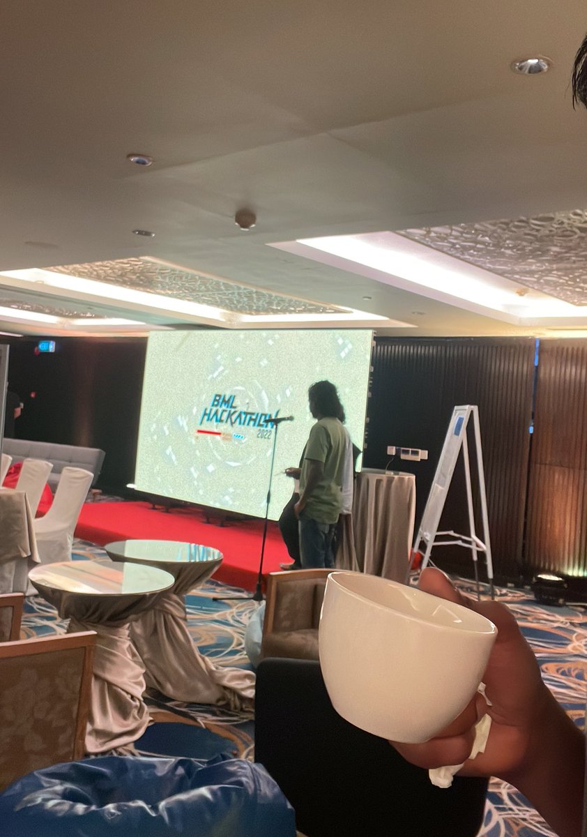 Reyshann's tweet photo. Last few hours.
Coding ends at 20:00pm.
#BMLHackathon @bankofmaldives https://t.co/9yxsMK9Iqb