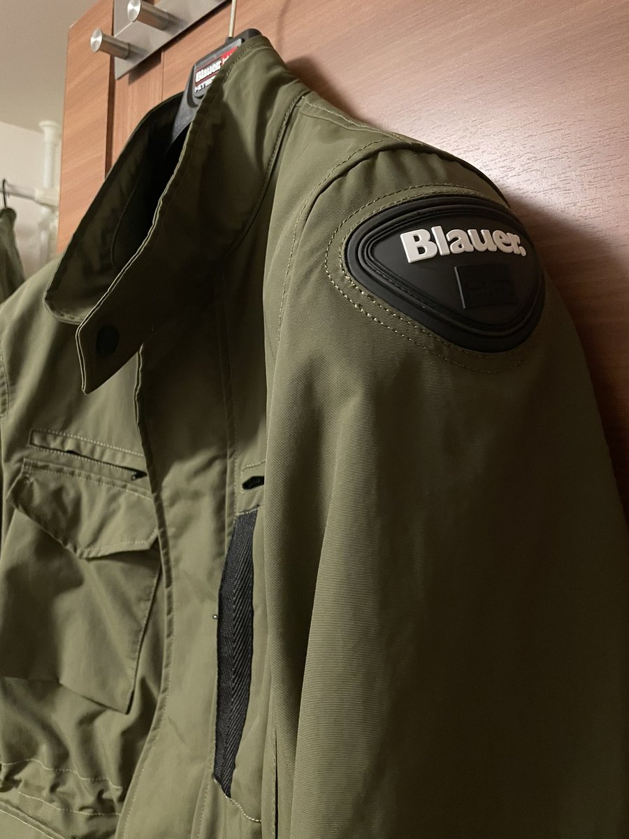 StileEffe's tweet photo. バイク用のジャケット買いました
#M65フィールドジャケット タイプ
#BlauerHT というアメリカのブランドですが、イタリアのデザインエッセンスが取り入れられてるみたいで、スタイリッシュです。
肩と肘にパッド付き、背中にもプロテクター入れられる様になってます。
#Motostorm で10%引でした https://t.co/e5HxgVjC8T