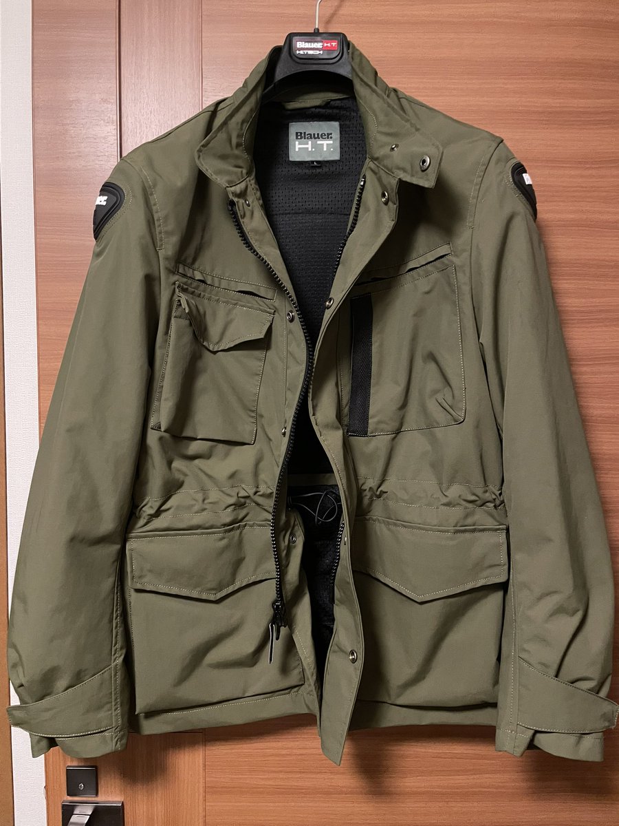 StileEffe's tweet photo. バイク用のジャケット買いました
#M65フィールドジャケット タイプ
#BlauerHT というアメリカのブランドですが、イタリアのデザインエッセンスが取り入れられてるみたいで、スタイリッシュです。
肩と肘にパッド付き、背中にもプロテクター入れられる様になってます。
#Motostorm で10%引でした https://t.co/e5HxgVjC8T