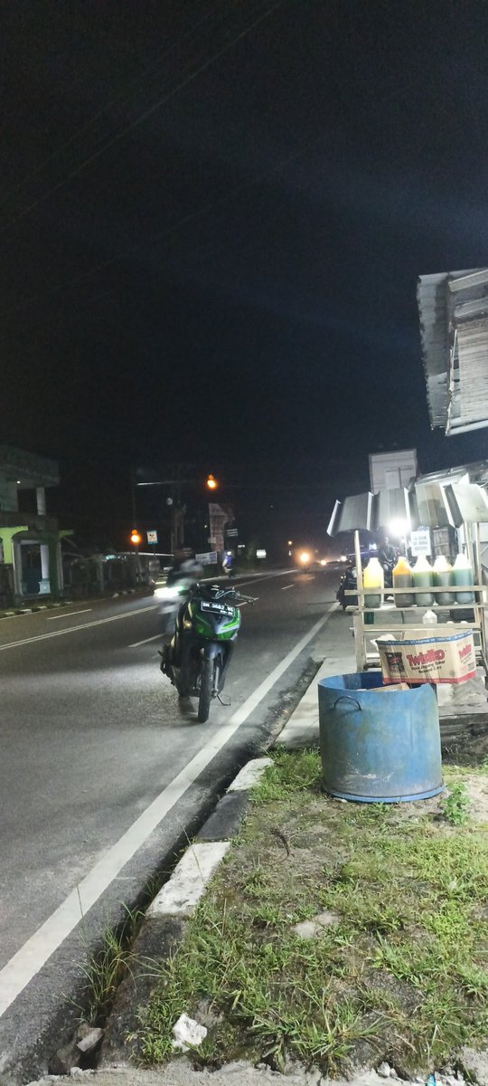 anggabeltim's tweet photo. Parkirlah di tengah jalan https://t.co/zheDKBkfIu