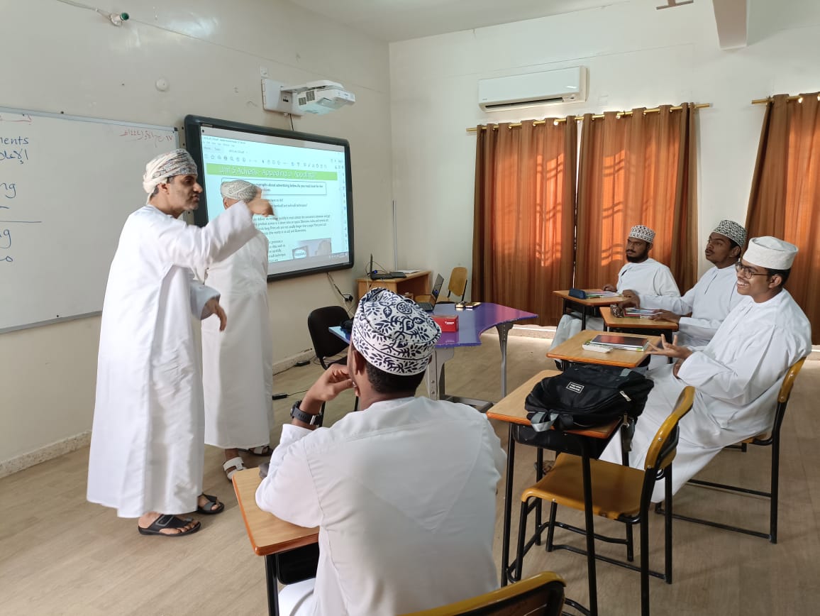 EduGovDkh4107's tweet photo. قدم الاستاذ سالم البوسعيدي أخصائي توجيه مهني محاضرة في رغبات و ميول طلاب الصف الثاني عشر دمج سمعي ترجم  المحاضرة بلغة الاشارة الاستاذ سعيد البوسعيدي مشرف تربية خاصة. https://t.co/eJsqa5NaFH