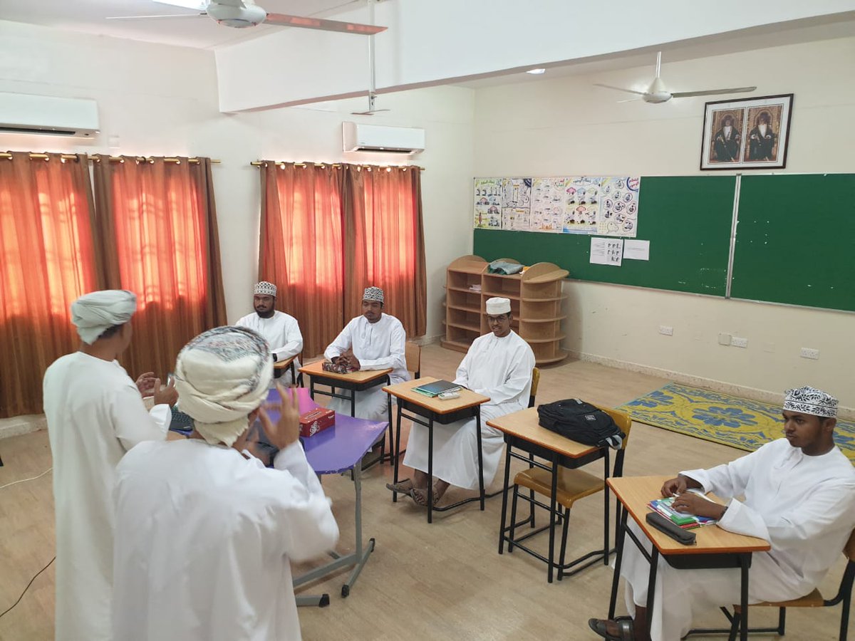 EduGovDkh4107's tweet photo. قدم الاستاذ سالم البوسعيدي أخصائي توجيه مهني محاضرة في رغبات و ميول طلاب الصف الثاني عشر دمج سمعي ترجم  المحاضرة بلغة الاشارة الاستاذ سعيد البوسعيدي مشرف تربية خاصة. https://t.co/eJsqa5NaFH