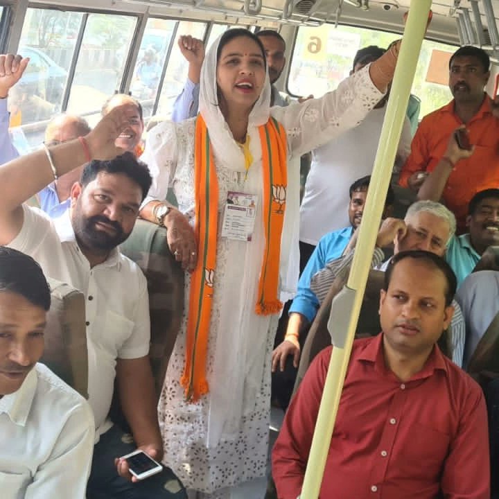 poonambhatibjp's tweet photo. आज रामलीला मैदान में पंच परमेश्वर सम्मेलन में  भाजपा राष्ट्रीय अध्यक्ष श्री जेपी नड्डा जी को सुनने एवं कार्यक्रम को सफल बनाने हेतु तुग़लकाबाद विस्तार वार्ड 82 के भाजपा कार्यकर्ता समय से बसों से जाते हुए।कार्यकर्ताओं का जोश देखते ही बनता है। https://t.co/SoECEn08MK