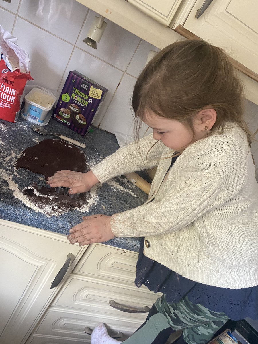 bethanyjayde95's tweet photo. @FellDykePrimary @wynn19jaw FRS completed option 12 for homework this week. She baked mummy cookies with Mam⭐️ https://t.co/RkkAfVQdoe