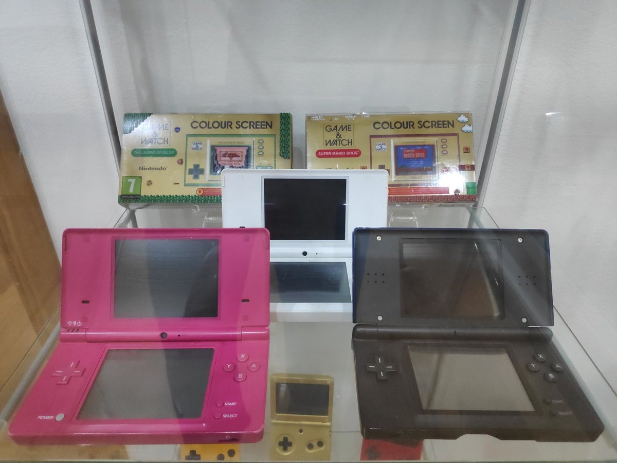 dv_tuner's tweet photo. 🕹️ Consolas de jogos portáteis, desta vez algumas nintendo, tenho mais para juntar, mas não cabem no expositor 😋 Gostas?
#retrogaming #nintendo #gameewatch #jogos #consolas #consolasretro #dsi https://t.co/k5PO70zh37