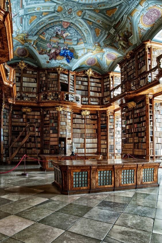 AliciaMimundo's tweet photo. Biblioteca del Monasterio de San Florian, se halla en la ciudad austriaca del mismo nombre. Construida en 1744, bajo la dirección de Johann Gotthard Hayber dispone de más de 100.000 volúmenes, entre los que hay valiosos incunables. https://t.co/Ocd0CuQ8vk