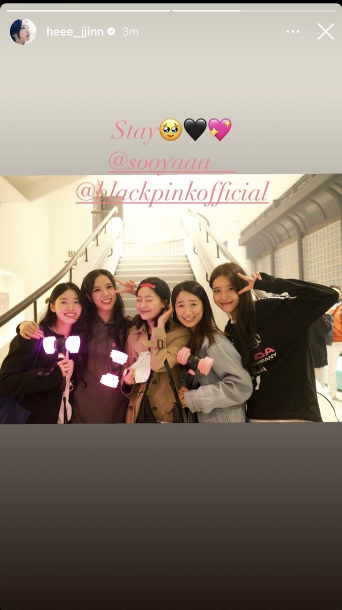snowdropics's tweet photo. Heejin instagram story update:

“Stay 🥹🖤💖
@ sooyaaa__
@ blackpinkofficial” https://t.co/LcTjFvJ5vk