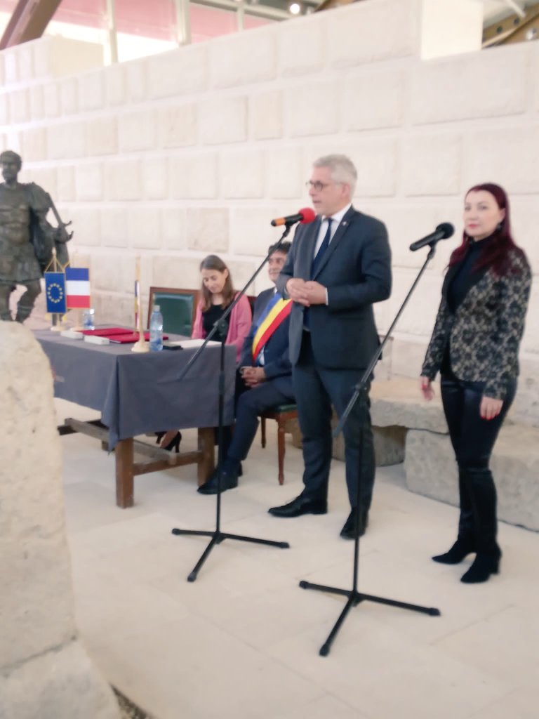 fredvalletoux's tweet photo. Le jumelage entre Alba Iulia 🇷🇴 &amp; Fontainebleau 🇲🇫 est maintenant officiel.
Nos deux villes historiques, touristiques, culturelles et universitaires, de deux Nations amies, vont dorénavant avancer main dans la main, pour la jeunesse et autour des valeurs de paix et de fraternité. https://t.co/0c06JK85qw