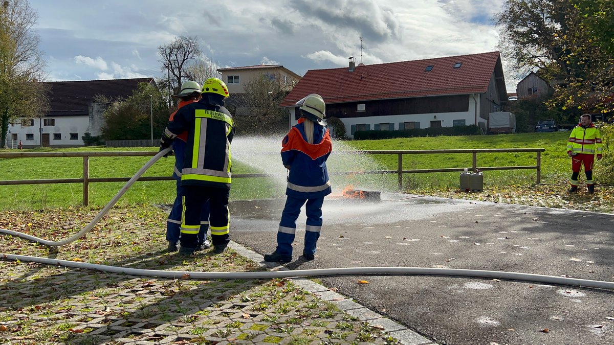 FFFinning's tweet photo. Am Samstag, 15.10.2022, fand der „Jugendtag – Feuerwehr live erleben der Feuerwehr Finning statt. 5 Jugendliche haben sich eingefunden, die sich für ein Engagement in der #Jugendfeuerwehr interessieren. Es gab erste Einblicke in die Arbeit der #Feuerwehr. https://t.co/Ajq1HLPYQh