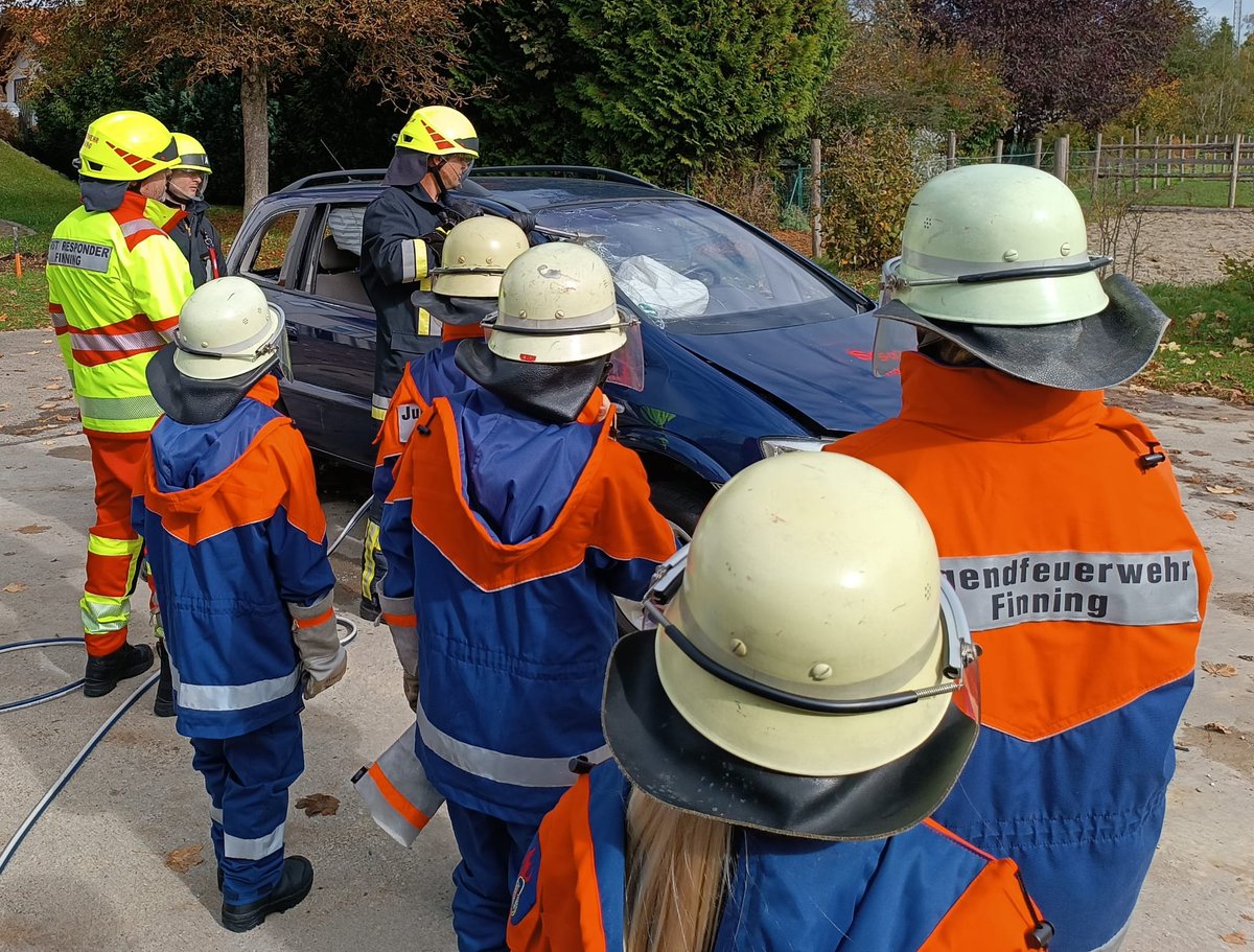 FFFinning's tweet photo. Am Samstag, 15.10.2022, fand der „Jugendtag – Feuerwehr live erleben der Feuerwehr Finning statt. 5 Jugendliche haben sich eingefunden, die sich für ein Engagement in der #Jugendfeuerwehr interessieren. Es gab erste Einblicke in die Arbeit der #Feuerwehr. https://t.co/Ajq1HLPYQh