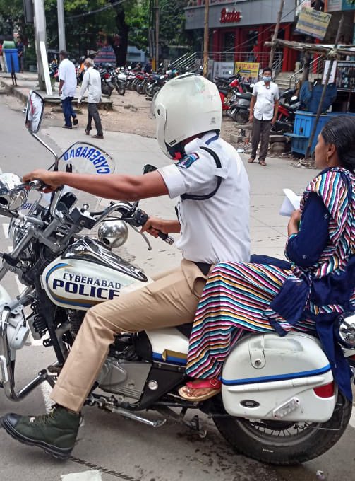 cyberabadpolice's tweet photo. గ్రూప్ -1 ప్రిలిమినరీ పరీక్షకోసం వచ్చి పొరపాటున వేరే పరీక్ష కేంద్రాల వద్దకు వచ్చిన అభ్యర్ధులను సైబరాబాద్ ట్రాఫిక్ టాస్క్ ఫోర్స్ పోలీసులు సకాలంలో వారిని పరీక్ష కేంద్రాల వద్దకు చేర్చారు. #CyberabadPolice https://t.co/WLdFxbEffT