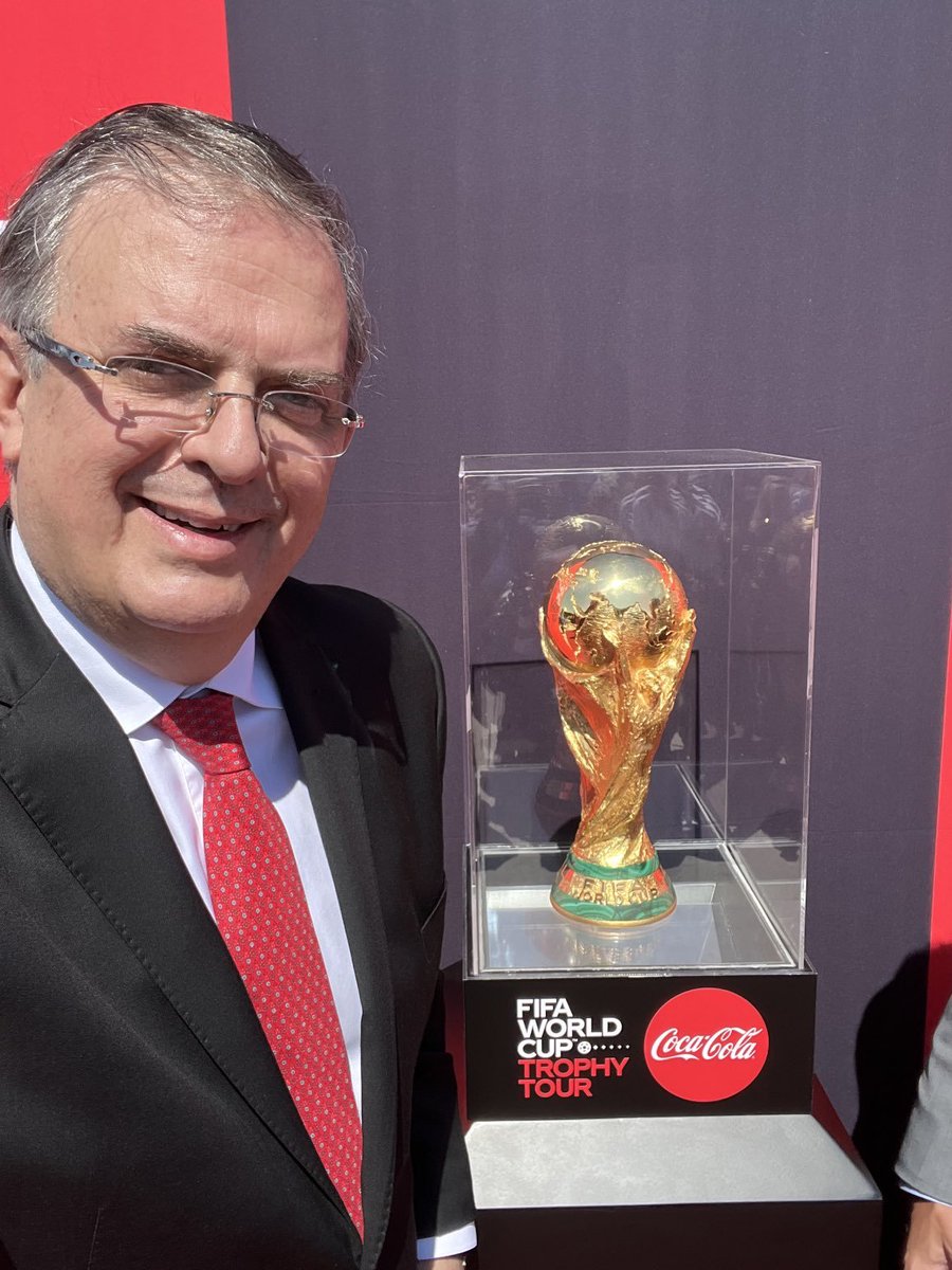 PFifiona's tweet photo. La copa que carga Marcelo es una imitación burda, la verdadera jamás salió de su vitrina.

Pero como siempre en este gobierno, vale más la simulación para ganar seguidores... https://t.co/3zWhxj1xe5