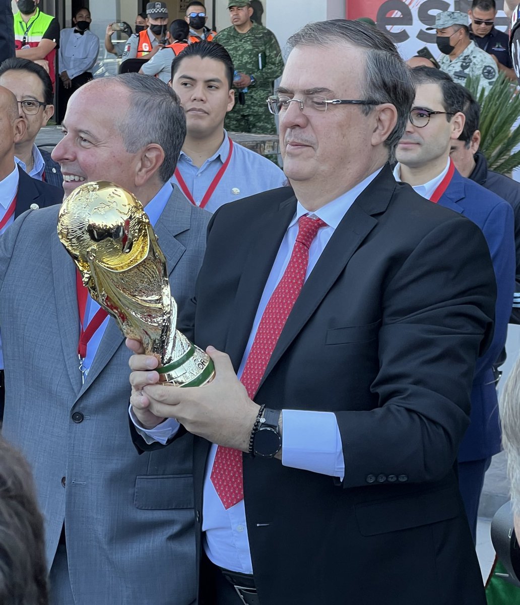 La copa que carga Marcelo es una imitación burda, la verdadera jamás salió de su vitrina.

Pero como siempre en este gobierno, vale más la simulación para ganar seguidores...