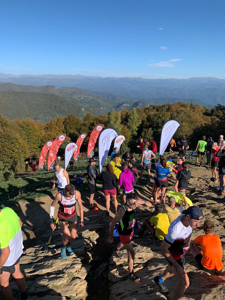 GECA_84's tweet photo. El cim del Puigsacalm ple de corredors que han pujat des de Sant Privat d'en Bas a la 7a edició de la #VertiKalm ⛰️💫 @FEEC_cat @noel_1940 https://t.co/S45T0alTRq