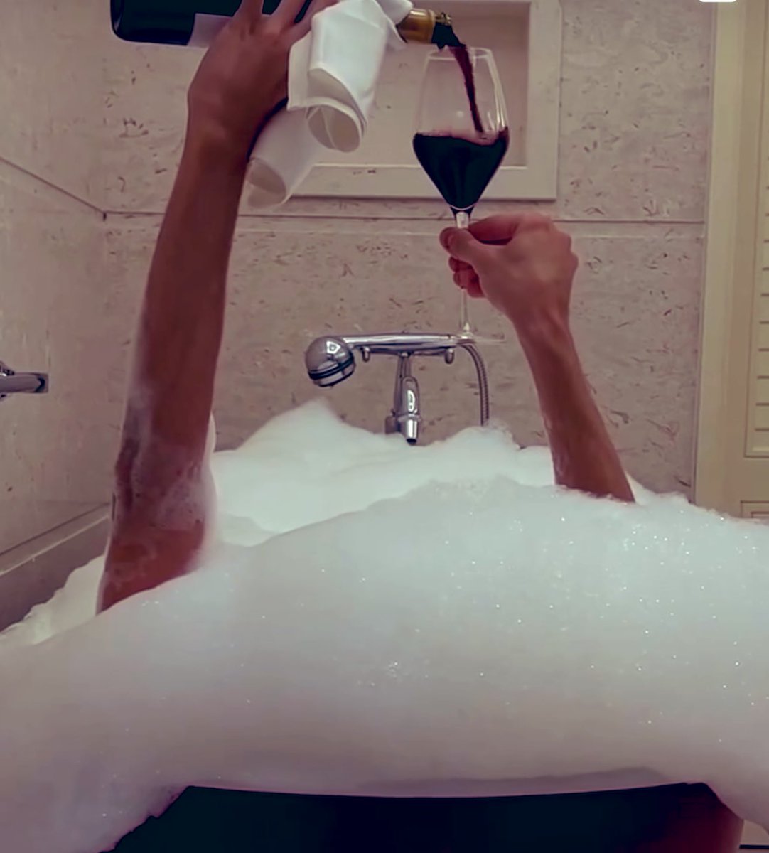 CaliforniaFrizz's tweet image. I do love a good relaxing Sunday, enjoying the smell of homemade cooking whilst bathing 🛁 

Go for a stroll with the dog, read, study and cuddle up on the sofa……

Recharge &amp;amp; Reboot 💫

#HappySunday #ThanksThen