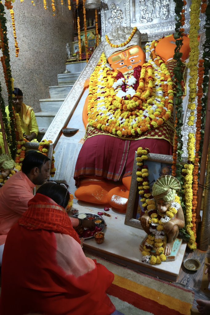 VasundharaBJP's tweet photo. देव दर्शन की कड़ी में आज जयपुर स्थित खोले के हनुमान जी मंदिर में दर्शन कर यहां आयोजित भव्य रामकथा के समापन समारोह में हिस्सा लिया। 

#kholekehanumanji https://t.co/K4yooGU1so