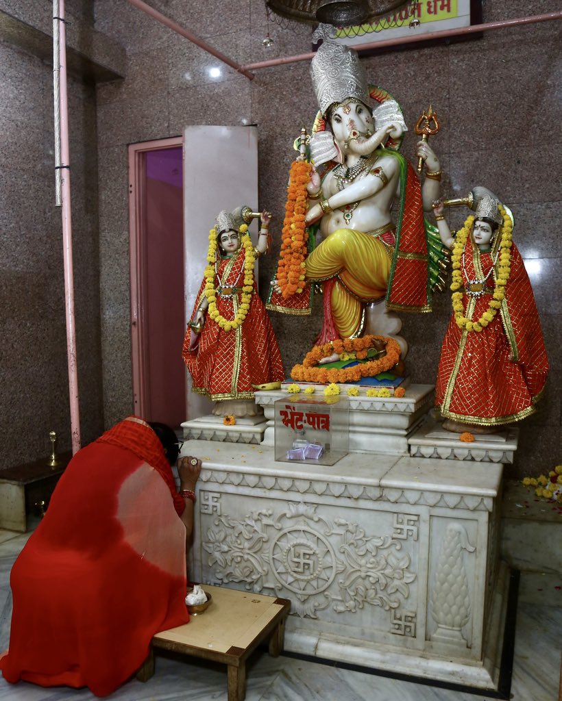 VasundharaBJP's tweet photo. देव दर्शन की कड़ी में आज जयपुर स्थित खोले के हनुमान जी मंदिर में दर्शन कर यहां आयोजित भव्य रामकथा के समापन समारोह में हिस्सा लिया। 

#kholekehanumanji https://t.co/K4yooGU1so