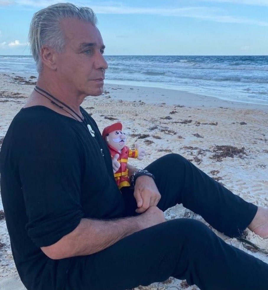 ichweisesnichtt's tweet photo. oh to be the sand mites trapped between his cheeks https://t.co/EpzokAcGIY