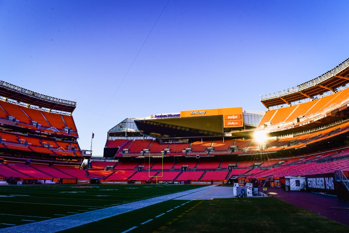 Browns's tweet photo. there's something about the way that morning light hits the stadium 😍 https://t.co/gl6yU7Egst