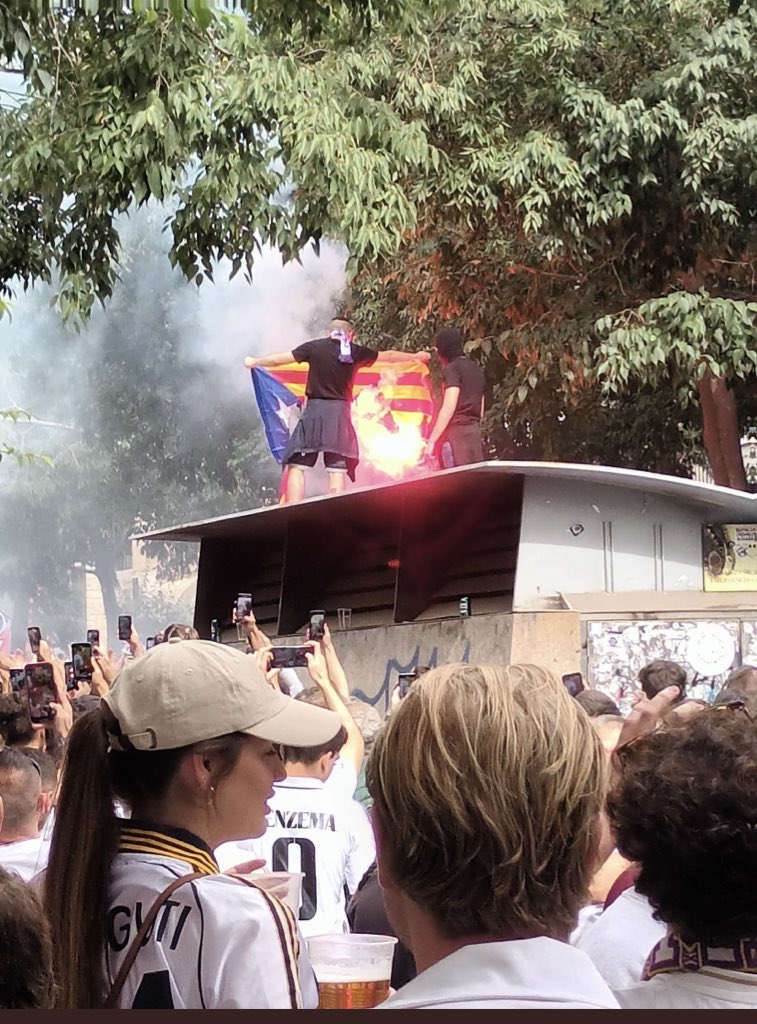 Si los aficionados del FC Barcelona quemaran una bandera de España saldría en todos los medios e irían a prisión. Si los aficionados del Real Madrid queman una estelada no pasa nada.