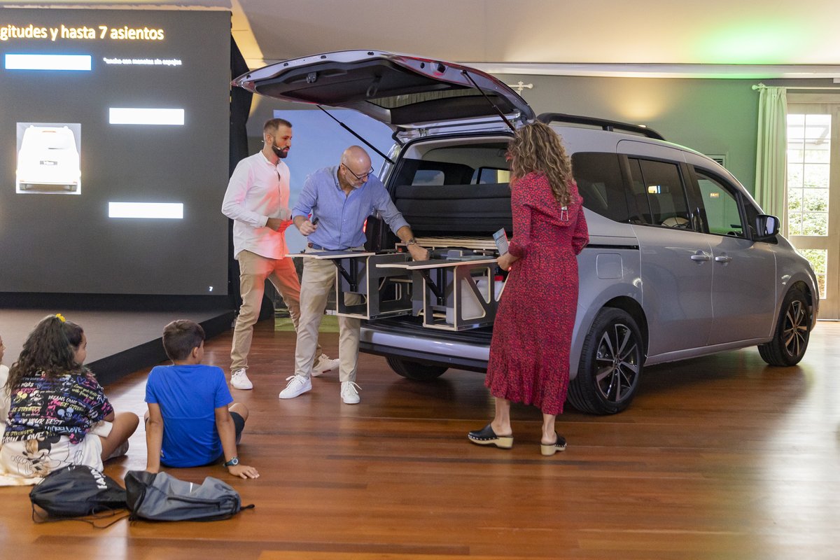 merbauto's tweet photo. ➡️ El mes pasado, presentamos la Clase T en un evento destinado a los más pequeños.
Disfrutamos de un día espectacular en familia en @parquefaunia
#ClaseT #Mercedes #concesionarios #MBLcentro #Itra #Motormecha #Merbauto #Santogal #CitycarSur #EQT #Faunia #Familia https://t.co/mHU8b3tPk3
