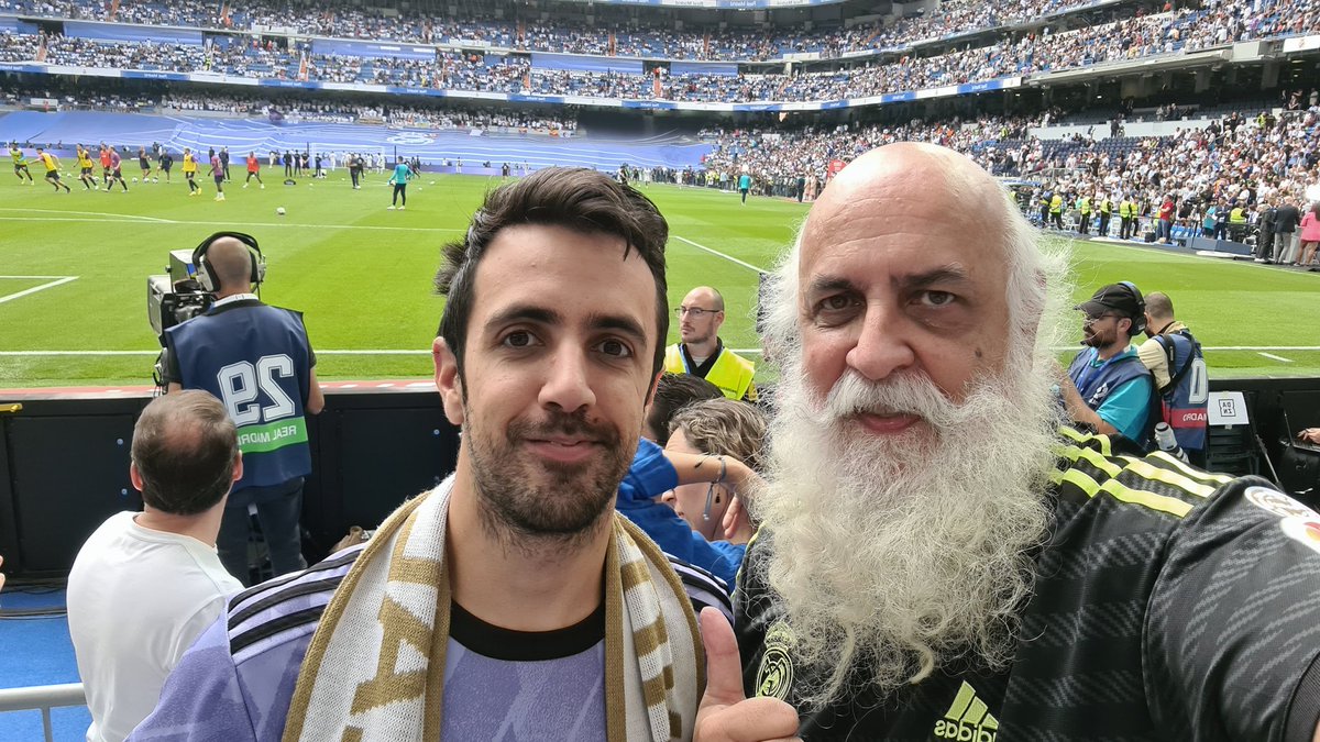 JanSoloSoy's tweet photo. Aquí estamos en el Bernabéu con @alerap0 Y antes en en la previa, tomando unas cervezas con la gran @tildegm https://t.co/7XsjvevXNc