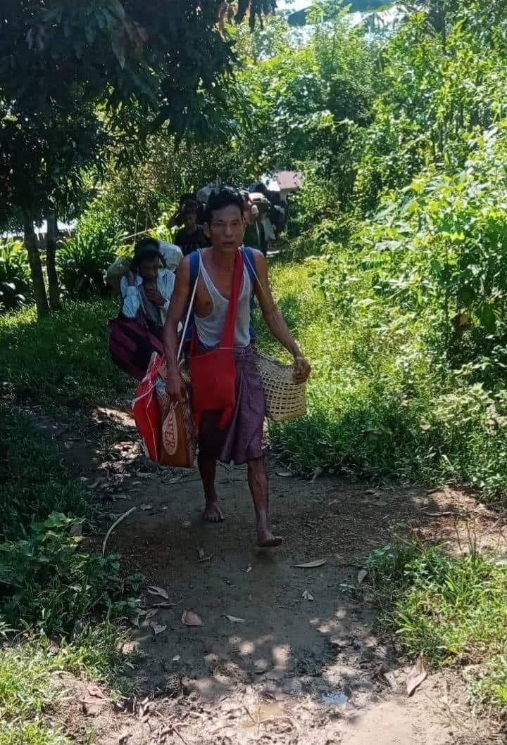 nslwin's tweet photo. 308 people — 64 ‘Khami’ families have been displaced.

In Buthidaung Township, Guda Pyin village's Kyauksar Tai (Khami) hamlet, the fighting between Junta Forces &amp; Arakan Army took place today. 1/2

#WhatsHappeningInMyanmar https://t.co/1xvrmsDQaK
