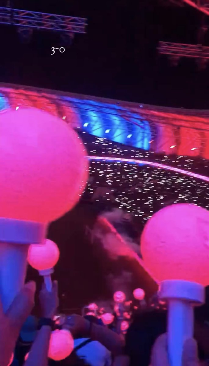 ChaengLizabeth_'s tweet photo. Even a football club have their own lightstick. What is pledis's excuse not giving fromis_9 their own lightstick. https://t.co/fggcNvZBVU