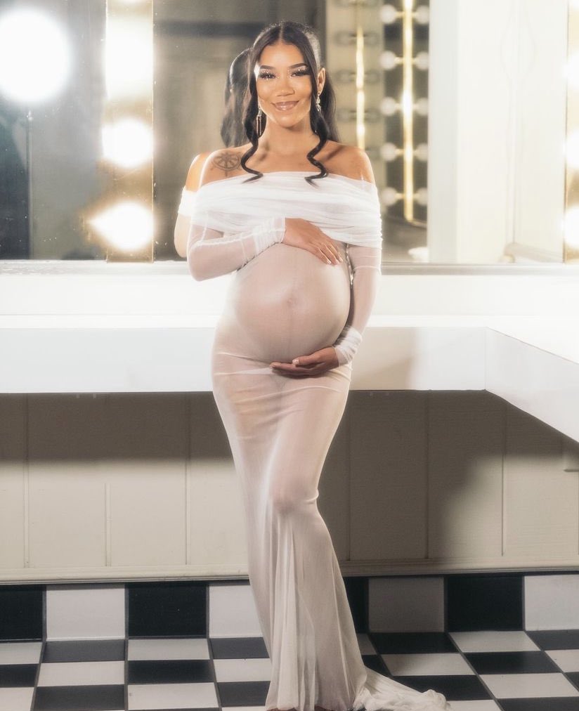 piscesjhene's tweet photo. jhené aiko… mothering. https://t.co/7EQB9BytES