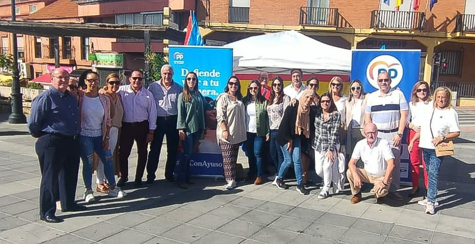 PPalgete's tweet photo. 🔵Hoy en la Plaza informando a los vecinos de nuestro proyecto para #Algete. 
👉Los algeteños con nuestro candidato a la Alcaldía, #FernandoRomo, acompañado de nuestra Presidenta @lorenaherased, y nuestra secretaria general @NoemiGalan con  nuestros afiliados.
 📝Tomamos nota! https://t.co/XCGj7RdY6U