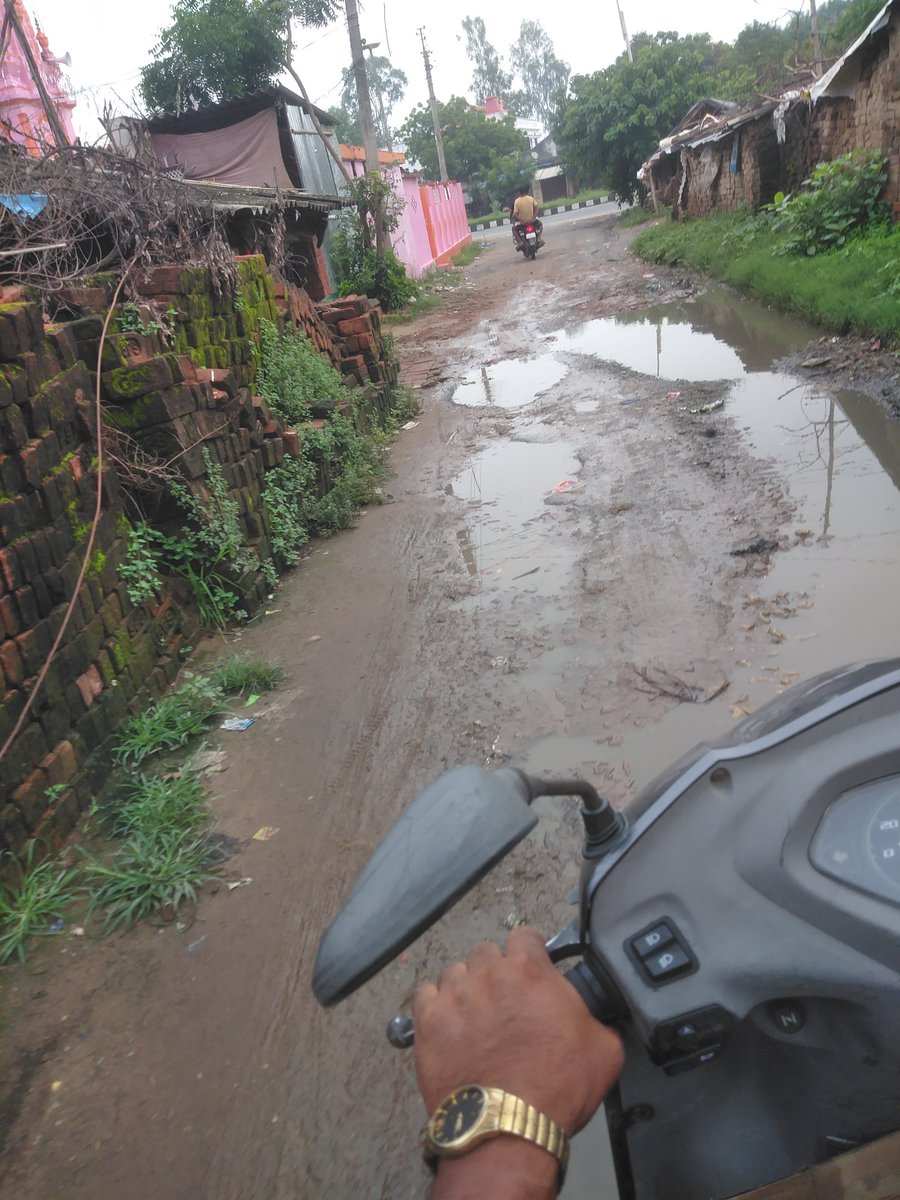 KamalChandSin13's tweet photo. @Deoria_Wasi @deoriatimes @dmdeoria Srimanji Gauri bazar block ke antargat village Gauri buzurg etc me panchayat sachiv Safai karmi ko sagyan me liya jay #cdodeoria https://t.co/jBInxkarTp