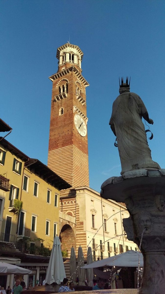 amaveronags1's tweet photo. Un pomeriggio qualunque in una città unica e affascinante
#NelCuorediVerona
#piazzaerbe https://t.co/Qc0umuMhGG