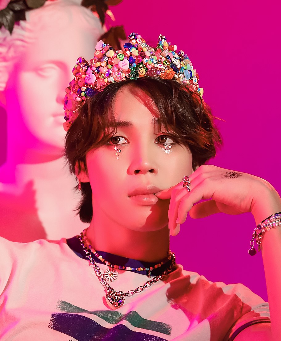 info_jimin's tweet photo. O joalheiro coreano Mikshimai postou uma série de peças que Jimin usou para o seu photofolio e show em Busan no Instagram!

Simplesmente admirem os mínimos detalhes da coroa 👑 que o Jimin usou, tão delicada e colorida!

"True Love" "Sweet Heart" mais Jimin que isso impossível💗 https://t.co/CdVAMqkYxJ