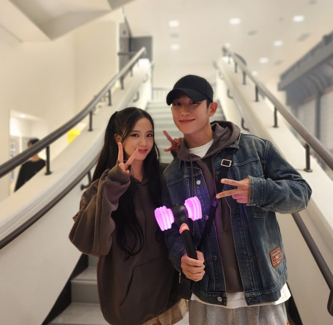 BLACKPINK's Jisoo and ‘Snowdrop’ co-star Jung Hae-in in new backstage photo from the BORN PINK world tour.