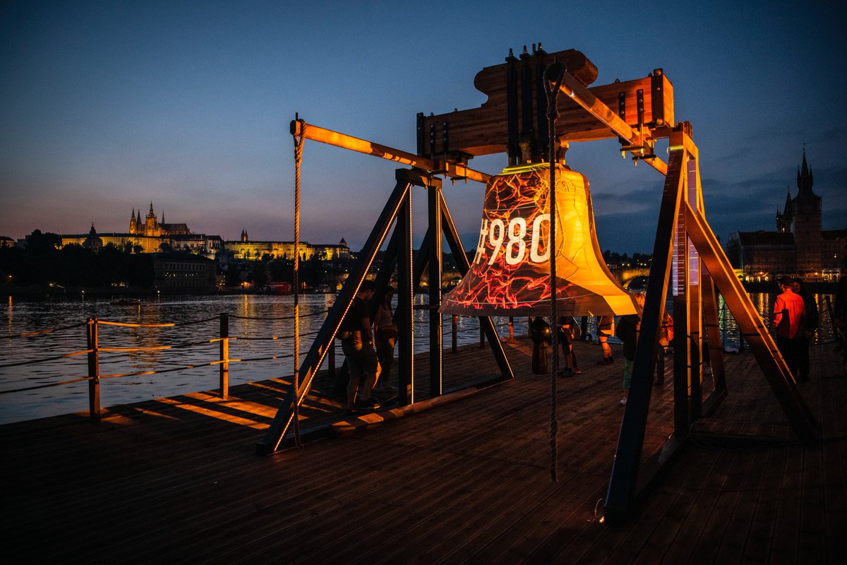 Zvon #9801 je po dobu trvání Signal Festivalu umístěn na Vltavě u Karlova mostu. Máme obrovskou radost, že jsme ho mohli díky <a href="/NadacePPF/">Nadace PPF</a> zařadit do letošního programu