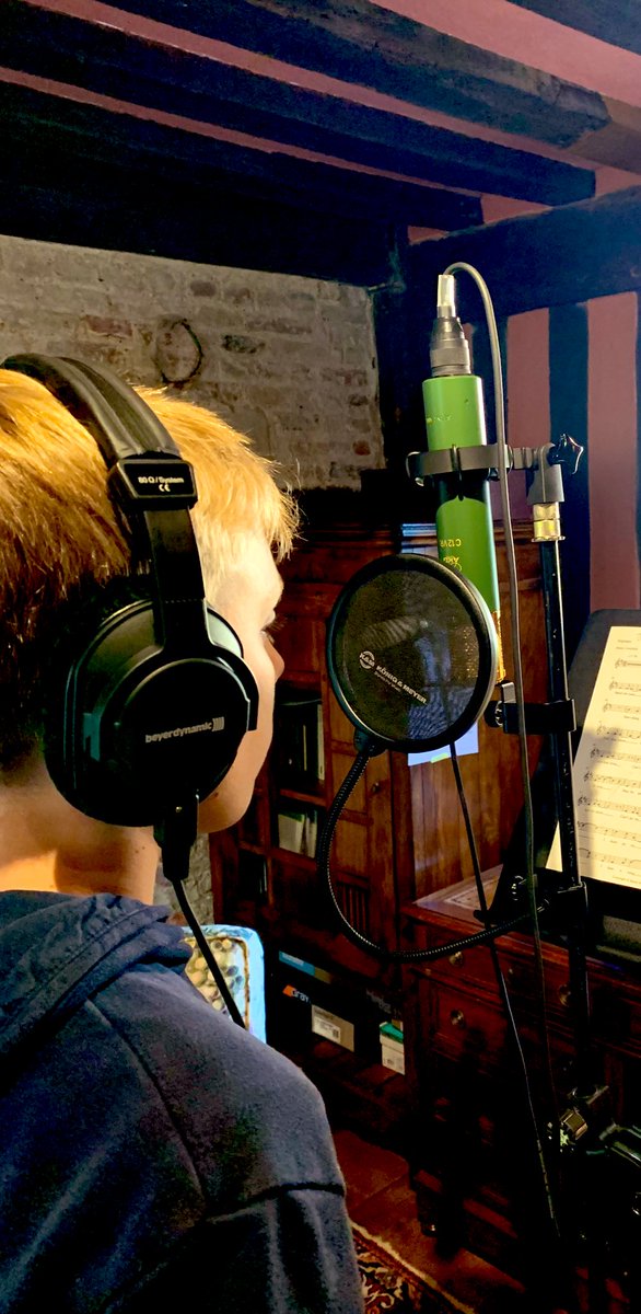 My son was back behind a microphone this morning, recording for @Oliverdavismus #Treble #Chorister #Singer #recording 🚨🎙🎤🎶 🎧 🤩